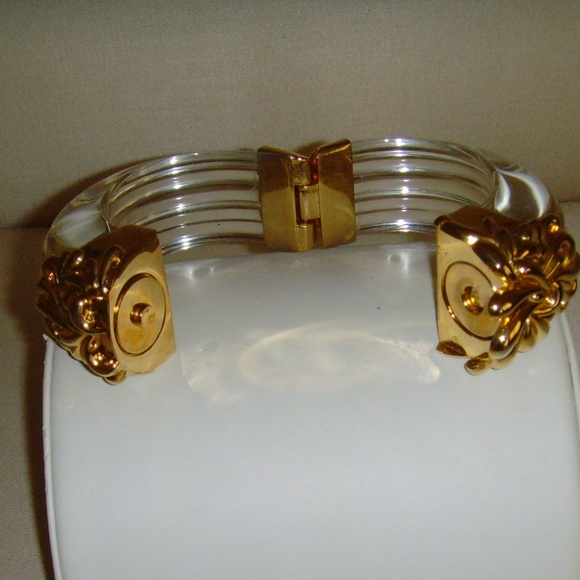 Inna Cytrine Paris Vintage Clear Lucite and Gold Tone Swirl Bangle Bracelet - Picture 12 of 13